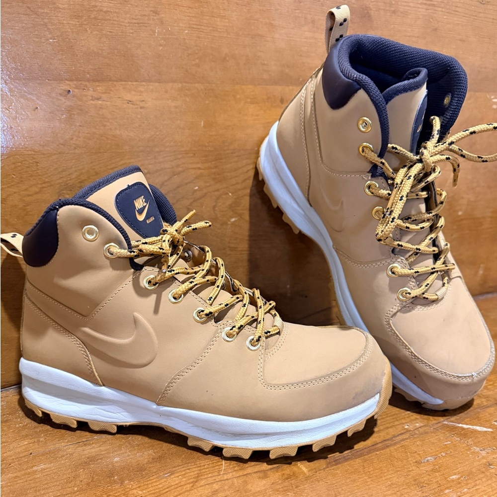 Nike leather Manoa boots
Men’s size 9